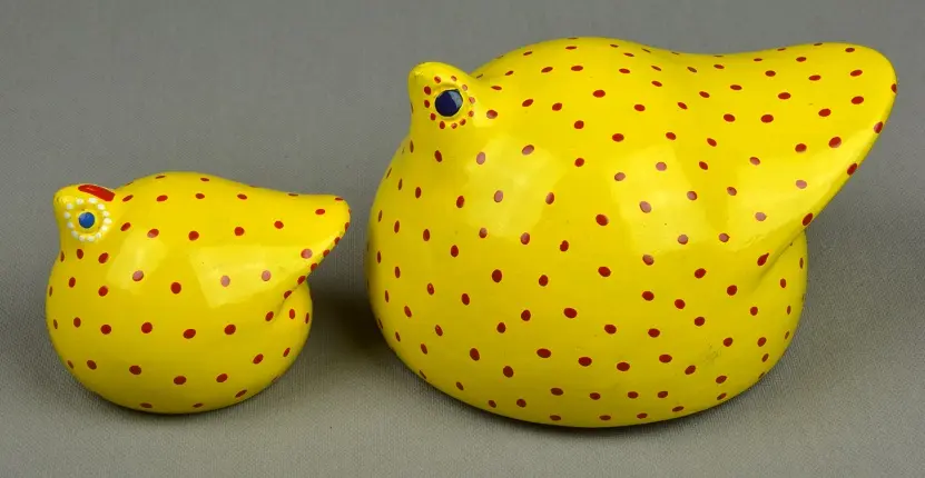 Petites pintades éthiopiennes jaunes en poterie équitable