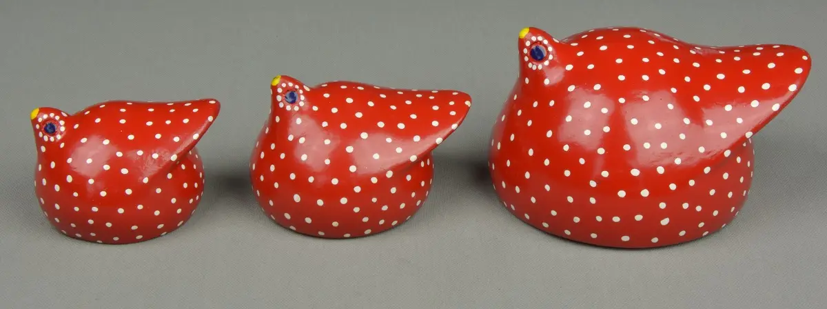 Petites pintades éthiopiennes rouges en poterie équitable