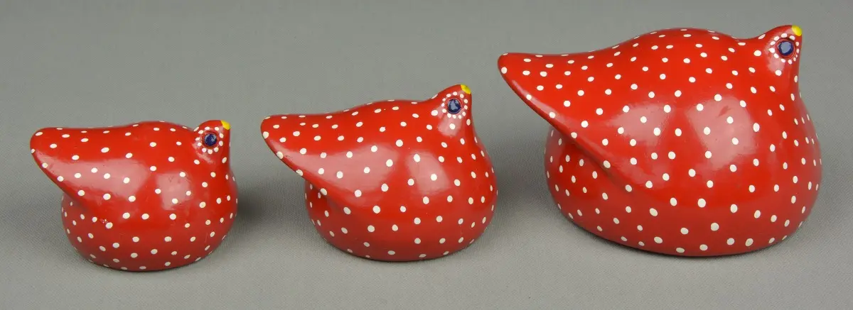 Petites pintades éthiopiennes rouges en poterie équitable