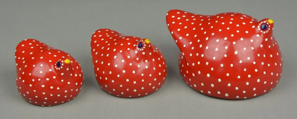 Petites pintades éthiopiennes rouges en poterie équitable