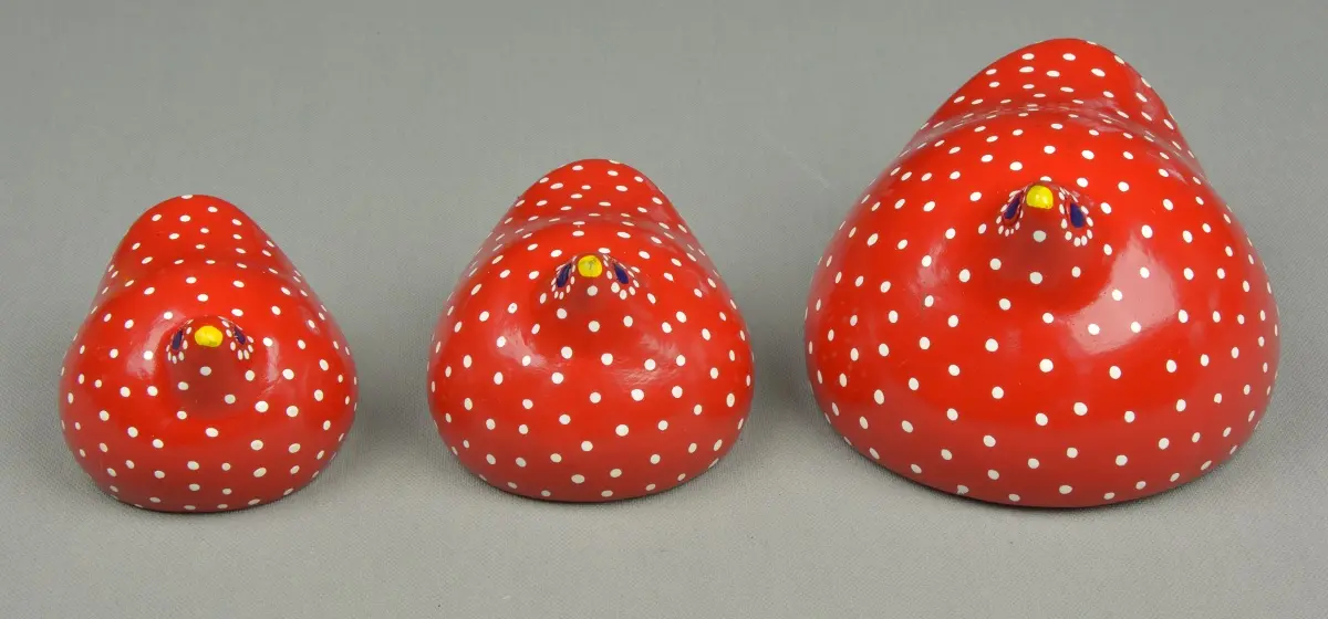Petites pintades éthiopiennes rouges en poterie équitable