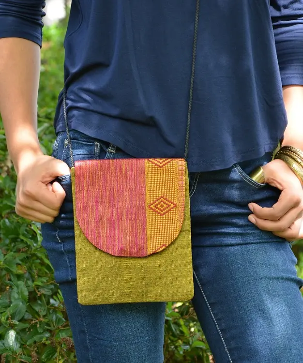 Sacoche équitable olive fuschia pour smartphone tissée en coton éthiopien et rayonne