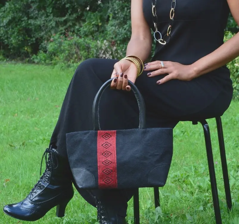 Sac cocktail Tibeb Carmin en coton éthiopien et rayonne fait à la main