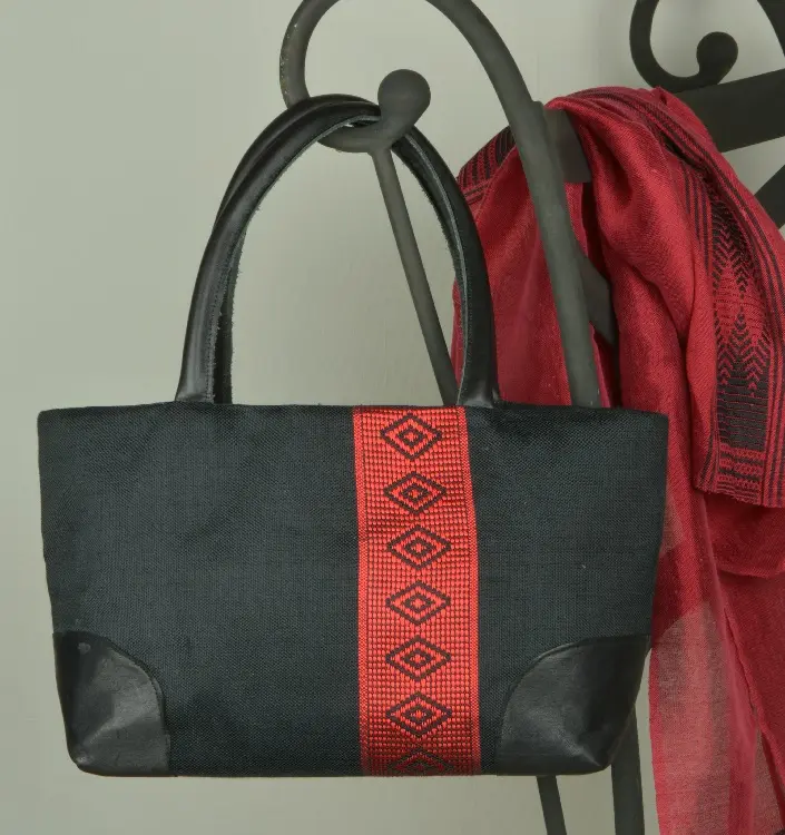 Sac cocktail Tibeb Carmin en coton éthiopien et rayonne fait à la main