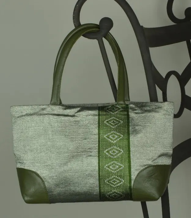 Sac cocktail Tibeb Olive sur Argent en coton éthiopien et rayonne fait à la main