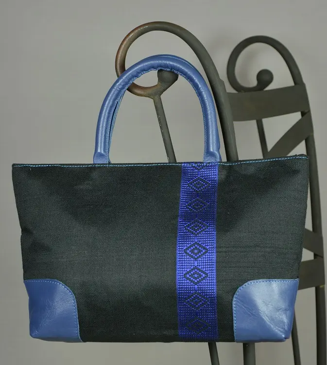 Sac cocktail Tibeb Saphir sur carbone en coton éthiopien et rayonne fait à la main