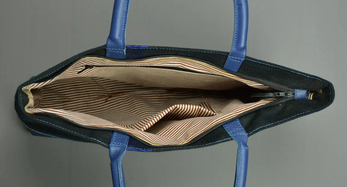 Sac cocktail Tibeb Saphir sur carbone en coton éthiopien et rayonne fait à la main