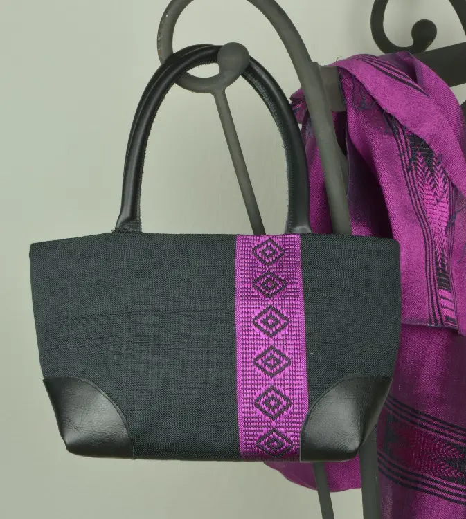 Sac cocktail Tibeb Zinzolin sur carbone en coton éthiopien et rayonne fait à la main