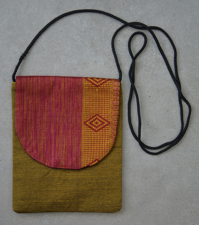 Jolie sacoche éthiopienne équitable fuschia pour smartphone tissée à la main en Ethiopie