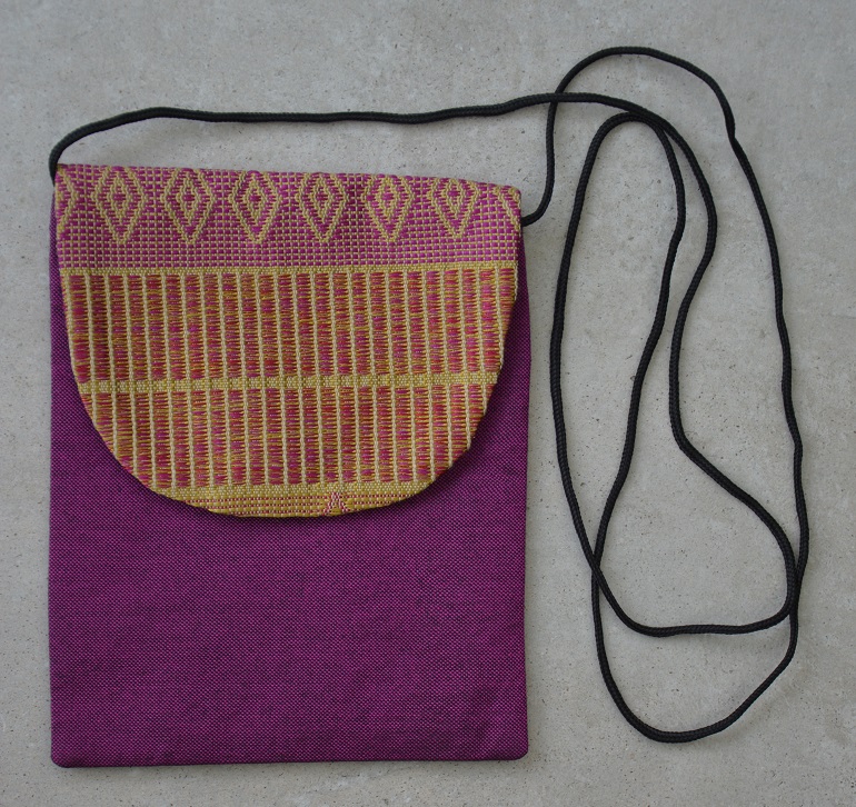 Jolie sacoche éthiopienne équitable Fuchsia Or pour smartphone tissée à la main en Ethiopie