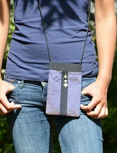 Sacoche équitable azur pour smartphones en coton éthiopien et rayonne