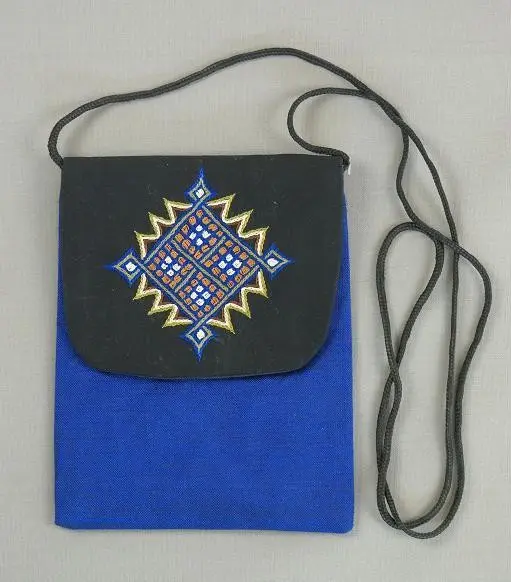 Sacoche éthiopienne équitable bleu noir pour smartphone tissée à la main en Ethiopie