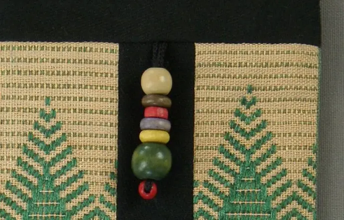 sacoche olive pour smartphone tissée à la main en Ethiopie
