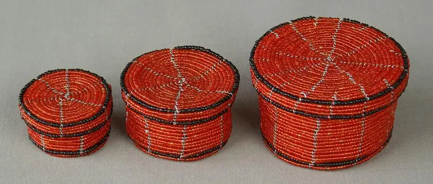 Boîtes Gigogne éthiopiennes rouges en perles faites à la main